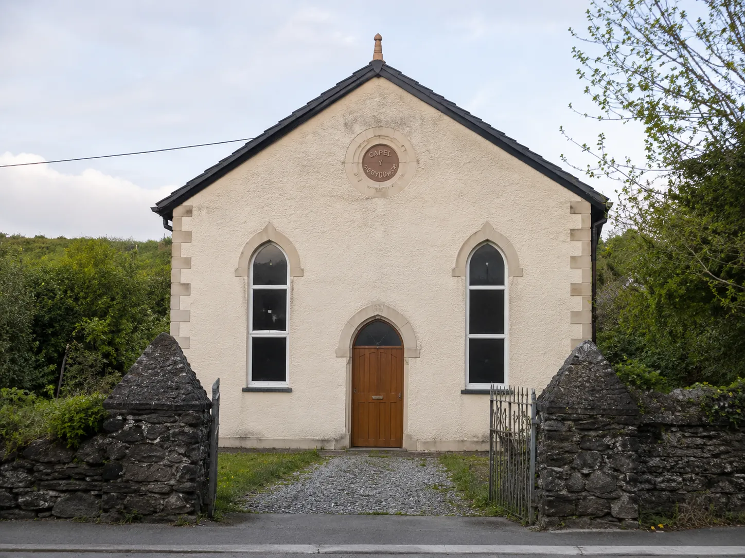Ffotograff o aelodau cyngor cymuned yn y neuadd gymuned